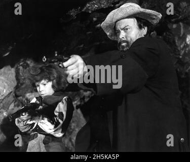 KIM BURFIELD as Jim Hawkins and ORSON WELLES as Long John Silver in TREASURE ISLAND 1972 director JOHN HOUGH novel Robert Louis Stevenson adapted for the screen by Wolf Mankowitz and Orson Welles UK - France - Italy - West Germany - Spain Towers of London Productions / Massfilms / Central Cinema Company Film (CCC) / Eguiluz Films / Les Productions FDL / Seven Film Stock Photo