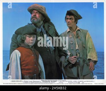 KIM BURFIELD as Jim Hawkins ORSON WELLES as Long John Silver and MICHEL GARLAND as Merry in TREASURE ISLAND 1972 director JOHN HOUGH novel Robert Louis Stevenson adapted for the screen by Wolf Mankowitz and Orson Welles UK - France - Italy - West Germany - Spain Towers of London Productions / Massfilms / Central Cinema Company Film (CCC) / Eguiluz Films / Les Productions FDL / Seven Film Stock Photo