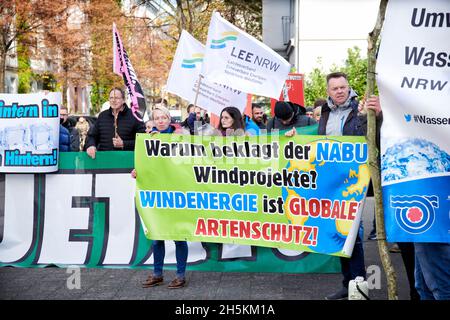 Der Landesverband Erneuerbare Energien NRW demonstriert gegen die, aus ihren Augen, Klagewelle gegen Windkraftalagen des NABU-NRW. Stock Photo