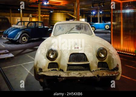 Rusty and dusty Allard P2 Monte Carlo 1953, 2-door saloon classic car / oldtimer from Allard Motor Company in bad shape ready to be restored in garage Stock Photo