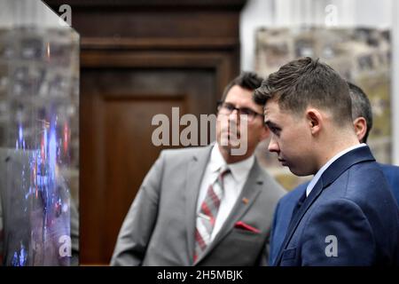 Kenosha, Wisconsin, USA. 10th Nov, 2021. Kyle Rittenhouse, front, his attorney, Mark Richards, middle, and Assistant District Attorney Thomas Binger watch an aerial video of the moments where he shot Jospeh Rosenbaum on Aug. 25, 2020, during his trail at the Kenosha County Courthouse in Kenosha, Wis., on Wednesday, Nov. 10, 2021. Credit: ZUMA Press, Inc./Alamy Live News Stock Photo