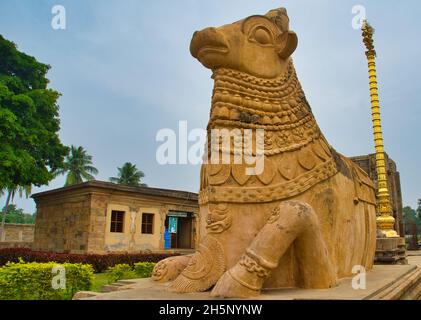 Monolithic Bull Nandhi statue at Brihadeeswarar temple. Adi Kumbeswarar Temple, Kumbakonam is a Hindu temple dedicated to the deity Shiva. Tamil Nadu, Stock Photo