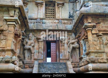 Dwarapala at the northern entrance to the mukhamandapa, Brihadisvara Temple.  Adi Kumbeswarar Temple, Kumbakonam is a Hindu temple dedicated to the de Stock Photo