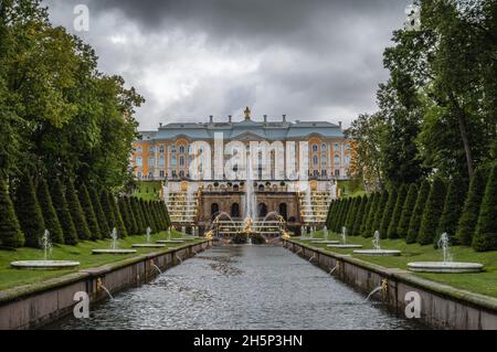 Scenic view of the Grand Peterhof Palace and the Grand Cascade. Saint Petersburg, Russia. Stock Photo