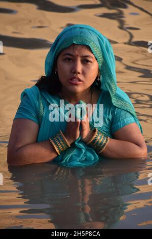 Howrah, India. 10th Nov, 2021. Hindu devotees pray on the riverbank of Ganges as a vedic ritual during the evening offerings to the Sun God of the multi-day annual Chhath festival amid 2nd year of Covid-19 pandemic. (Photo by Biswarup Ganguly/Pacific Press) Credit: Pacific Press Media Production Corp./Alamy Live News Stock Photo