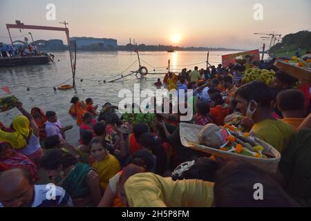 Howrah, India. 10th Nov, 2021. Hindu devotees pray on the riverbank of Ganges as a vedic ritual during the evening offerings to the Sun God of the multi-day annual Chhath festival amid 2nd year of Covid-19 pandemic. (Photo by Biswarup Ganguly/Pacific Press) Credit: Pacific Press Media Production Corp./Alamy Live News Stock Photo