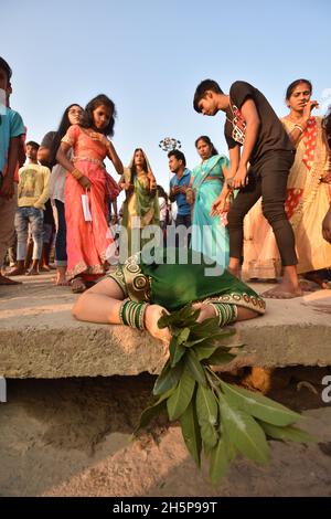 Howrah, West Bengal, India. 10th Nov, 2021. Hindu devotees pray on the riverbank of Ganges as a vedic ritual during the evening offerings to the Sun God of the multi-day annual Chhath festival amid 2nd year of Covid-19 pandemic. (Credit Image: © Biswarup Ganguly/Pacific Press via ZUMA Press Wire) Stock Photo