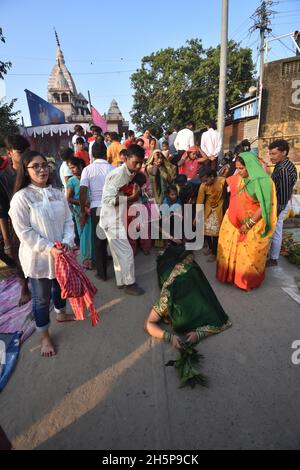 Howrah, West Bengal, India. 10th Nov, 2021. Hindu devotees pray on the riverbank of Ganges as a vedic ritual during the evening offerings to the Sun God of the multi-day annual Chhath festival amid 2nd year of Covid-19 pandemic. (Credit Image: © Biswarup Ganguly/Pacific Press via ZUMA Press Wire) Stock Photo