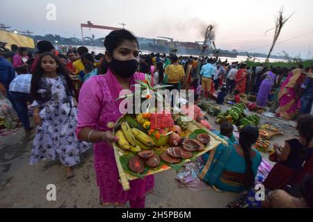 Howrah, West Bengal, India. 10th Nov, 2021. Hindu devotees pray on the riverbank of Ganges as a vedic ritual during the evening offerings to the Sun God of the multi-day annual Chhath festival amid 2nd year of Covid-19 pandemic. (Credit Image: © Biswarup Ganguly/Pacific Press via ZUMA Press Wire) Stock Photo