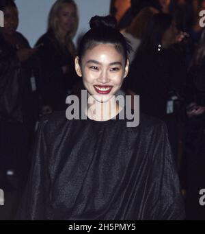 Street style, model HoYeon Jung after Y3 Fall-Winter 2018-2019 Menswear  show held at Grand Palais, in Paris, France, on January 21, 2018. Photo by  Marie-Paola Bertrand-Hillion/ABACAPRESS.COM Stock Photo - Alamy