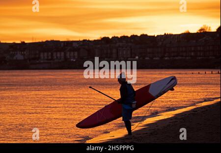 Portobello, Edinburgh, Scotland, UK. 11th November 2021. Colourful sunrise over the Firth of Forth with temperature of 9 degrees. Credit: Arch White/Alamy Live News. Stock Photo