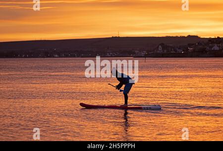 Portobello, Edinburgh, Scotland, UK. 11th November 2021. Colourful sunrise over the Firth of Forth with temperature of 9 degrees. Credit: Arch White/Alamy Live News. Stock Photo