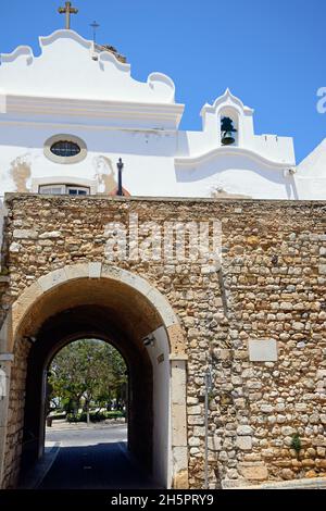 View of the rear of the 19th century city gateway (Arco da Vila) in the city centre, Faro, Algarve, Portugal, Europe. Stock Photo