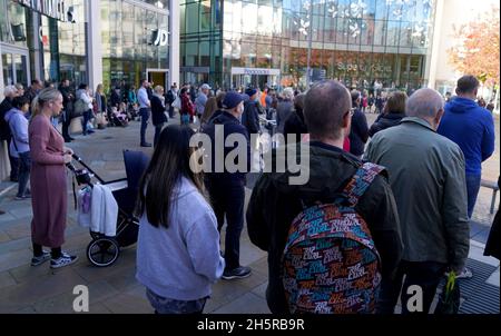 People observe a two minute silence to remember the war dead on Armistice Day by the war memorial in Woking town centre, Surrey. Picture date: Thursday November 11, 2021. Stock Photo