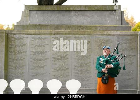 Christy O'Brien, piper with the United Nation's Veterans Association, plays the bagpipes in front of a memorial to those who died during the Great War ahead of a two minute silence on Armistice Day at Glasnevin cemetery in Dublin. Picture date: Thursday November 11, 2021. Stock Photo