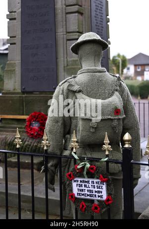 Syston, Leicestershire, UK. 11th November 2021. A life size knitted soldier during Armistice Day commemorations at the Syston War Memorial. Credit Darren Staples/Alamy Live News. Stock Photo