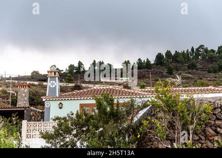 Volcanic landscape with houses in Los Canarios, Fuencaliente, near Teneguia Volcano in the Cumbre Vieja volcano area, in the Island of La Palma, one o Stock Photo