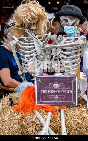 Male and female skeletons with wigs and hat, Halloween Decorations, NC Cafe, Saintes Maries de la Mer, Camargue, France Stock Photo