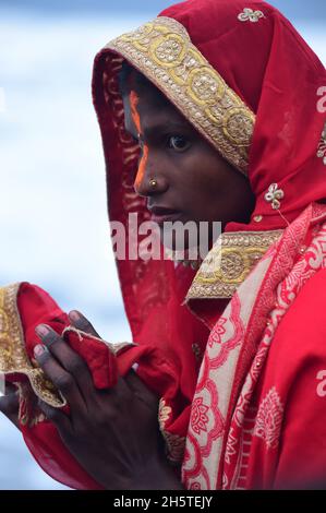 New Delhi, India. 11th Nov, 2021. Hindu devotees pray after taking a bath as part of the rituals at the end of the four-day 'Chhath Puja' festival celebrations, in New Delhi, India on Thursday, November 11, 2021. The ancient Hindu festival dedicated to the sun god is celebrated for well-being, development and prosperity of family members. Photo by Abhishek/UPI Credit: UPI/Alamy Live News Stock Photo