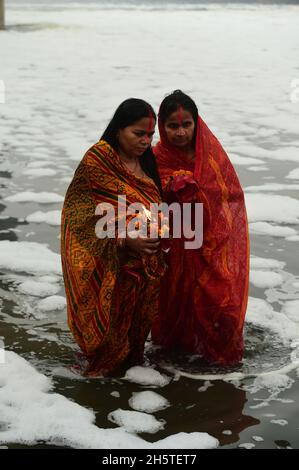 New Delhi, India. 11th Nov, 2021. Hindu devotees pray after taking a bath as part of the rituals at the end of the four-day 'Chhath Puja' festival celebrations, in New Delhi, India on Thursday, November 11, 2021. The ancient Hindu festival dedicated to the sun god is celebrated for well-being, development and prosperity of family members. Photo by Abhishek/UPI Credit: UPI/Alamy Live News Stock Photo