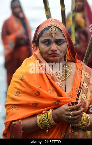 New Delhi, India. 11th Nov, 2021. Hindu devotees pray after taking a bath as part of the rituals at the end of the four-day 'Chhath Puja' festival celebrations, in New Delhi, India on Thursday, November 11, 2021. The ancient Hindu festival dedicated to the sun god is celebrated for well-being, development and prosperity of family members. Photo by Abhishek/UPI Credit: UPI/Alamy Live News Stock Photo