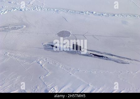 The U.S. Navy Los Angeles-class fast attack submarine USS Alexandria begins submerging after surfacing through two feet of ice during ICEX-07, a U.S. Navy and Royal Navy exercise conducted on and under a drifting ice floe March 18, 2007 about 180 nautical miles off the north coast of Alaska. Stock Photo