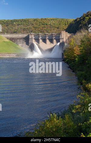 Warren, Pennsylvania - The Kinzua Dam on the Allegheny River in northwest Pennsylvania. The dam was built in the 1960s by the Army Corps of Engineers Stock Photo