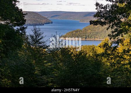 Warren, Pennsylvania - The Allegheny Reservoir, which extends 25 miles behind the Kinzua Dam. Built in the 1960s by the Army Corps of Engineers for fl Stock Photo