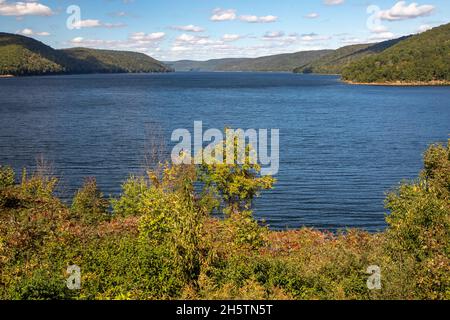 Warren, Pennsylvania - The Allegheny Reservoir, which extends 25 miles behind the Kinzua Dam. Built in the 1960s by the Army Corps of Engineers for fl Stock Photo