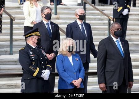 Lloyd Austin, U.S. secretary of defense, right, Antony Blinken, U.S. secretary of state, top left, and Mark Milley, chairman of the joint chiefs of staff, left, participate in a Presidential Armed Forces Full Honor Wreath-Laying Ceremony on the 100th anniversary of the Tomb of the Unknown Soldier at Arlington National Cemetery in Arlington, Virginia, U.S., on Thursday, Nov. 11, 2021. 2021 marks the centennial anniversary of the Tomb of the Unknown Soldier, providing a final resting place for one of America's unidentified World War I service members, and Unknowns from later wars were added in 1 Stock Photo