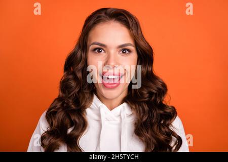 Photo portrait smiling woman with curly hair wearing sportswear amazed isolated bright orange color background Stock Photo