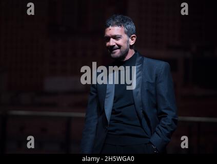 Malaga, Spain. 11th Nov, 2021. Spanish actor and director Antonio Banderas is seen smiling during a press conference at Soho Caixabank Theatre.The musical 'Company' starred by Spanish actor Antonio Banderas arrives at Soho Caixabank Theatre in November. This new Broadway show has been created by US composer Stephen Sondheim. (Photo by Jesus Merida/SOPA Images/Sipa USA) Credit: Sipa USA/Alamy Live News Stock Photo
