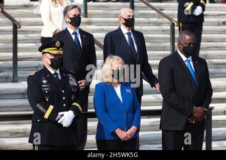 Lloyd Austin, U.S. secretary of defense, right, Antony Blinken, U.S. secretary of state, top left, and Mark Milley, chairman of the joint chiefs of staff, left, participate in a Presidential Armed Forces Full Honor Wreath-Laying Ceremony on the 100th anniversary of the Tomb of the Unknown Soldier at Arlington National Cemetery in Arlington, Virginia, U.S., on Thursday, Nov. 11, 2021. 2021 marks the centennial anniversary of the Tomb of the Unknown Soldier, providing a final resting place for one of America's unidentified World War I service members, and Unknowns from later wars were added in 1 Stock Photo
