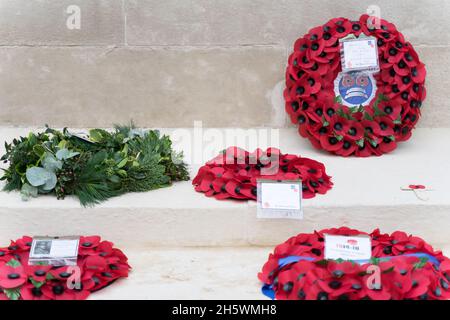 Westminster Abbey, London UK  11th Nov 2021. Tributes on Crosses with poppies are planted in the field of remembrance outside Westminster Abbey on Armistice day, each carries a personal message from member of public to honour those who have given their lives in Service for our country. Credit: Xiu Bao / Alamy Live News Stock Photo
