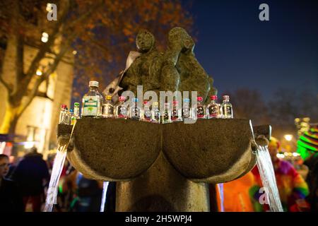 Cologne, Germany. 11th Nov, 2021. Small empty bottles of spirits are lined up on a ledge. Carnivalists party into the evening in the streets of Cologne's old town. The 11.11. is celebrated this year again under Corona conditions in presence. However, in the carnival strongholds of Cologne and Düsseldorf, this only applies to the vaccinated and the recovered. Credit: Thomas Banneyer/dpa/Alamy Live News Stock Photo