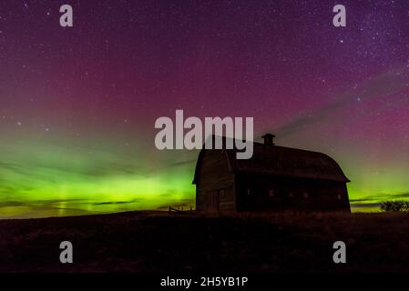 Northern Lights over vintage barn on the prairies in Saskatchewan Stock Photo