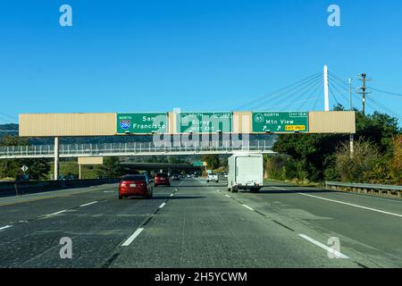 Morning vehicle traffic on northbound interstate 280 to San Francisco in Silicon Valley. Highway 85 overhead exit road sign to Gilroy and Mountain Vie Stock Photo