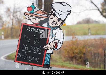 Pirna, Germany. 12th Nov, 2021. A sign reading '2G rule applies here' stands in front of a restaurant. With a seven-day incidence beyond the 500 mark, Saxony remains the German state most affected by the Corona pandemic. Credit: Sebastian Kahnert/dpa-Zentralbild/dpa/Alamy Live News Stock Photo