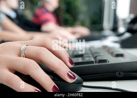 Ein Callcenter in Deutschland im Vordergrund Hände auf Tastaturen. Personen sind nicht zu erkennen. Stock Photo