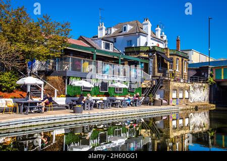 People having drinks outdoors by the Grand Union Canal at Grand Junction Arms pub, Harlesden, London, UK Stock Photo