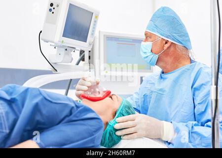 Anesthesiologist gives the patient an anesthetic before the operation and monitors the anesthesia on the monitor Stock Photo
