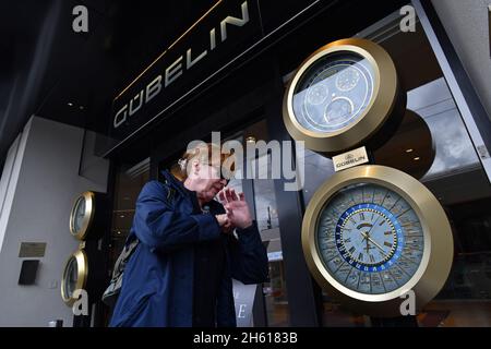 Lucerne, Switzerland The Gubelin watch HQ woman checking the time Stock Photo