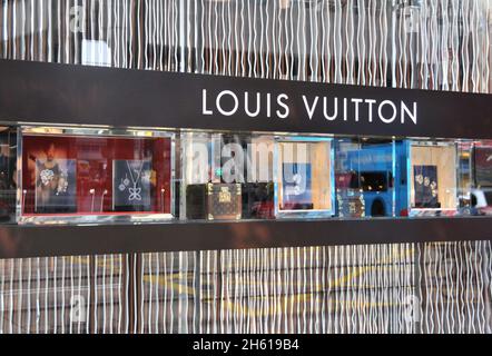 LOUIS VUITTON DECORATES CHRISTMAS with THIER ITEMS Editorial Photo - Image  of finanse, louis: 134687646