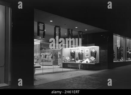 Bond's, business at 5th Ave. and 35th St., New York City; 1948 Stock Photo