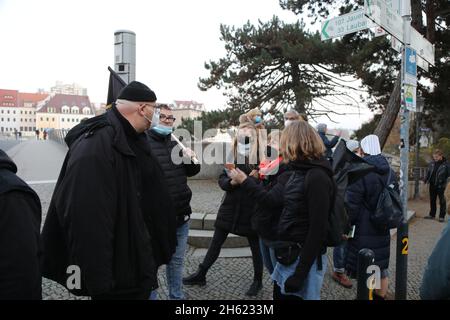 Die Linke Kreisverband bei einer Pro-Flüchtlinge Soliaktion entlang der  Deutsch-Polnische Grenze an der Altstadtbrücke. Görlitz, 12.11.2021 Stock Photo