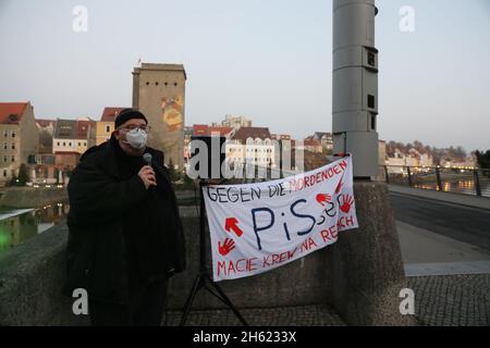 Die Linke Kreisverband bei einer Pro-Flüchtlinge Soliaktion entlang der  Deutsch-Polnische Grenze an der Altstadtbrücke. Görlitz, 12.11.2021 Stock Photo