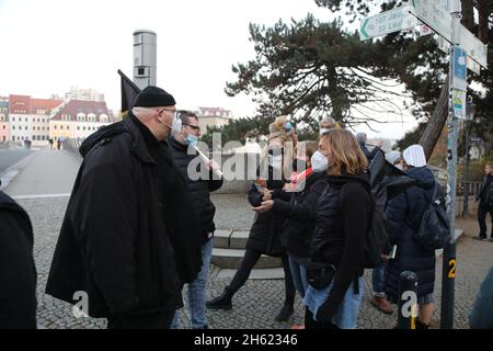 Die Linke Kreisverband bei einer Pro-Flüchtlinge Soliaktion entlang der  Deutsch-Polnische Grenze an der Altstadtbrücke. Görlitz, 12.11.2021 Stock Photo