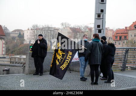 Die Linke Kreisverband bei einer Pro-Flüchtlinge Soliaktion entlang der  Deutsch-Polnische Grenze an der Altstadtbrücke. Görlitz, 12.11.2021 Stock Photo