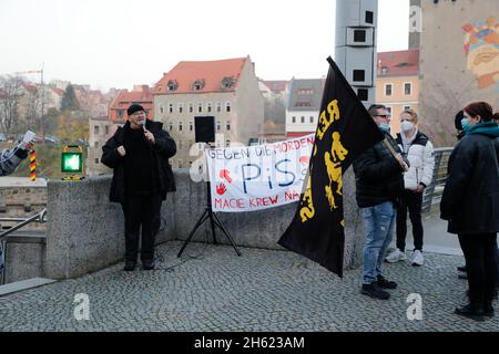 Die Linke Kreisverband bei einer Pro-Flüchtlinge Soliaktion entlang der  Deutsch-Polnische Grenze an der Altstadtbrücke. Görlitz, 12.11.2021 Stock Photo