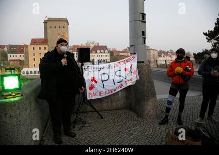 Die Linke Kreisverband bei einer Pro-Flüchtlinge Soliaktion entlang der  Deutsch-Polnische Grenze an der Altstadtbrücke. Görlitz, 12.11.2021 Stock Photo